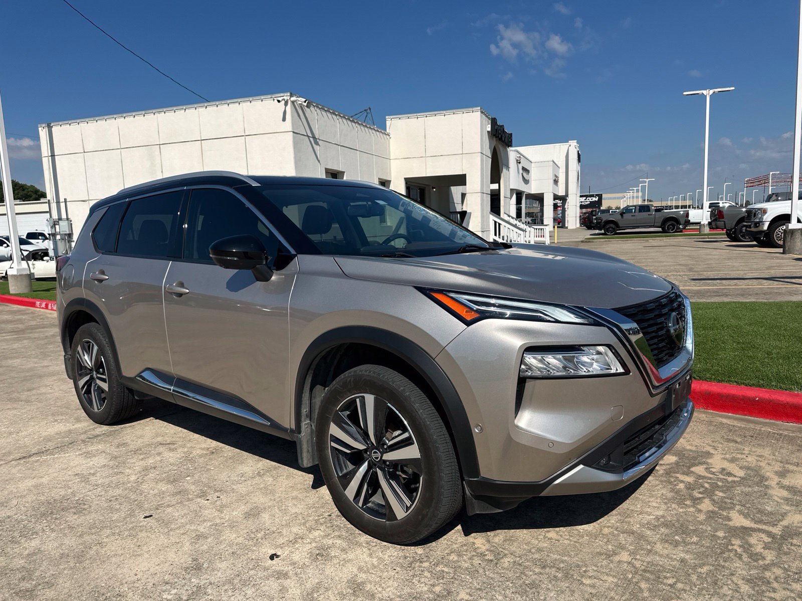 Used 2021 Nissan Rogue Platinum FWD image 1