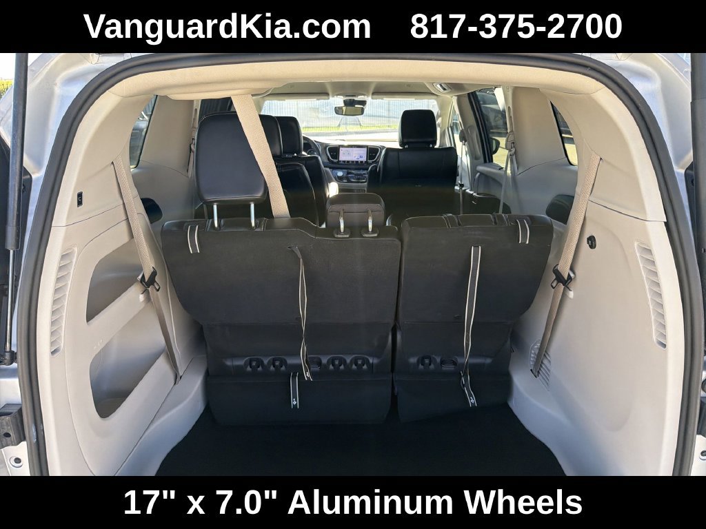 Used 2024 Chrysler Pacifica Touring-L FWD image 22