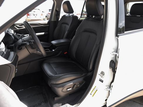 Used 2022 Jeep Grand Cherokee Limited image 8