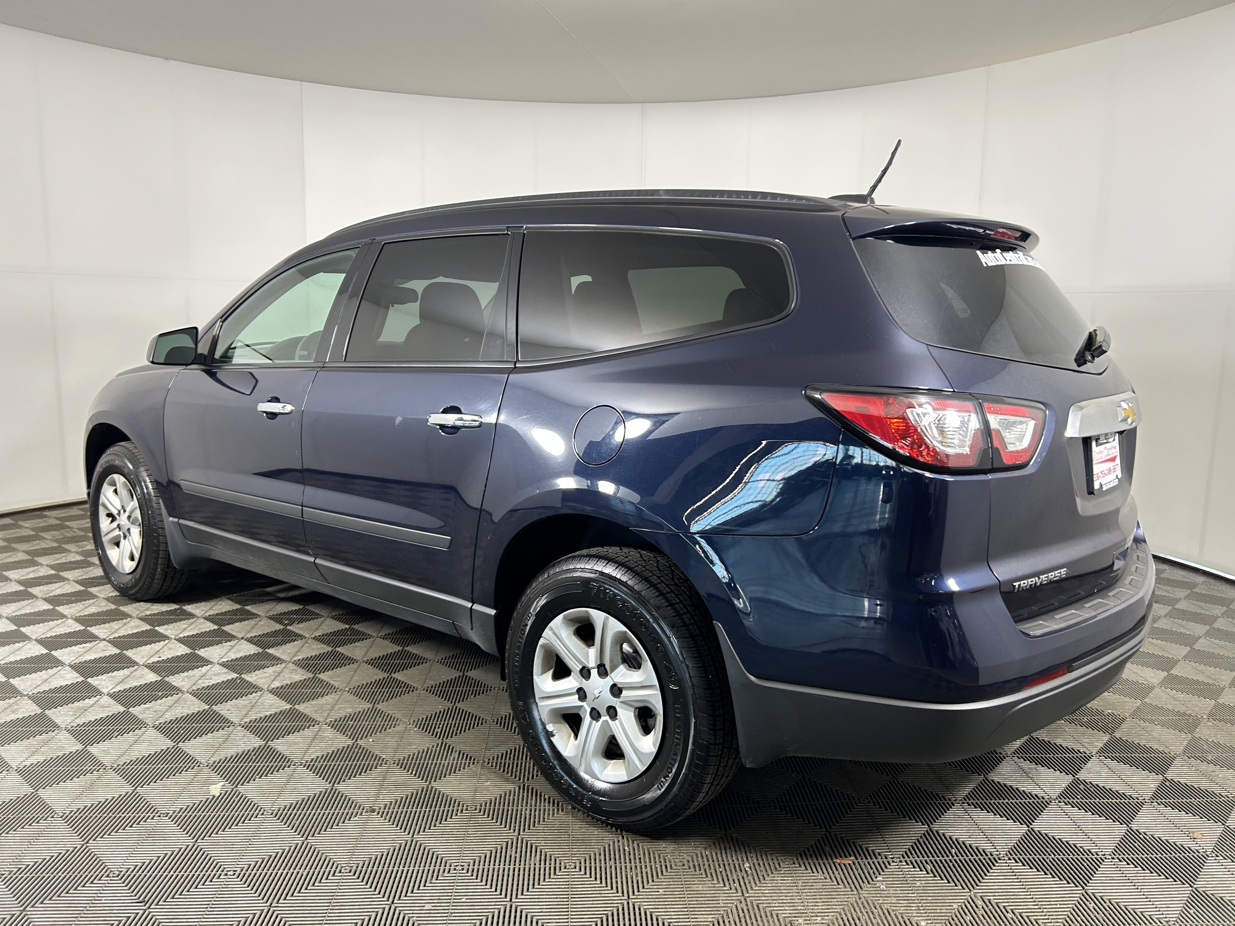 Used 2017 Chevrolet Traverse LS FWD image 3