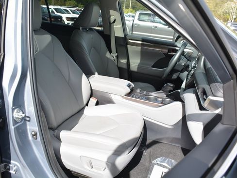 Used 2023 Toyota Highlander Limited image 21