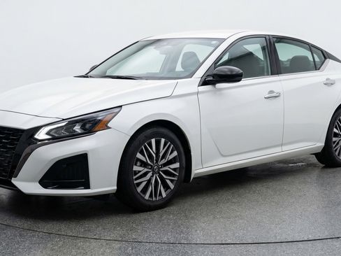 Used 2025 Nissan Altima 2.5 SV FWD image 3