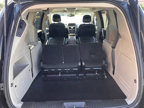 Used 2015 Chrysler Town & Country Touring FWD image 20