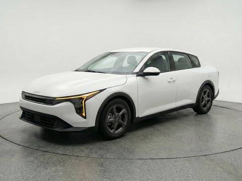 Used 2025 Kia K4 LXS image 3