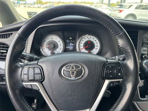 Used 2019 Toyota Sienna SE image 27