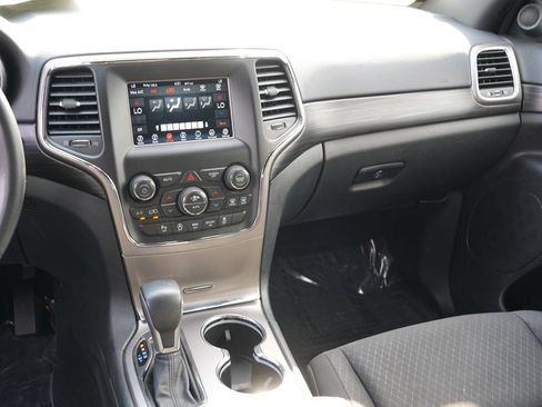 Used 2019 Jeep Grand Cherokee Laredo AWD/4WD image 21