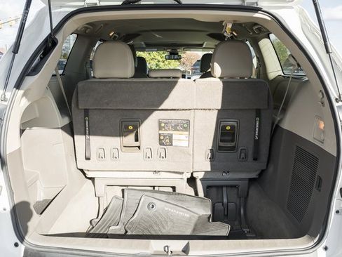 Used 2020 Toyota Sienna XLE image 9