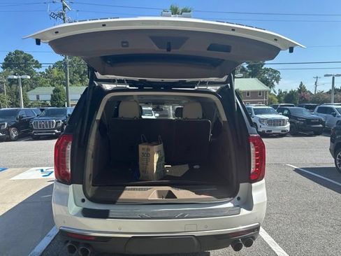 Used 2022 GMC Yukon XL Denali RWD image 6