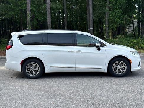 Used 2023 Chrysler Pacifica Limited FWD image 8