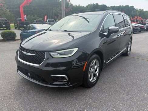 Used 2023 Chrysler Pacifica Limited FWD image 9