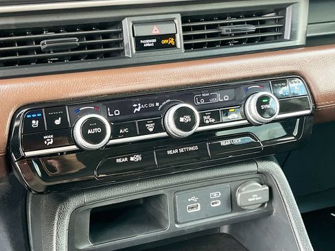 Used 2025 Honda Pilot Elite image 16