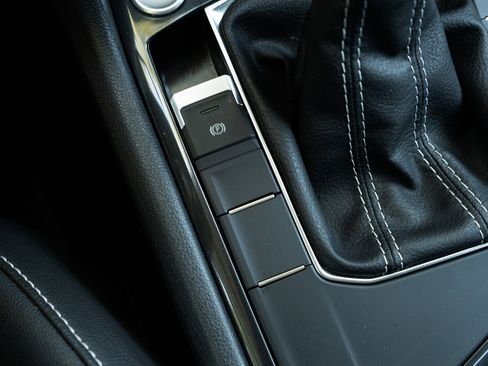 Used 2022 Volkswagen Tiguan SE image 28