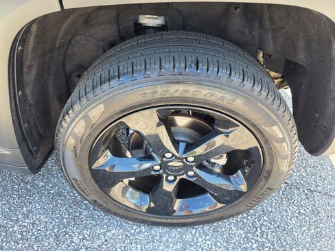 Used 2024 Jeep Grand Cherokee Limited w/ Black Appearance Package image 28