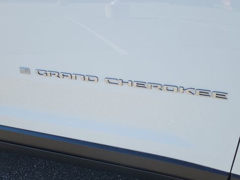 New 2025 Jeep Grand Cherokee Laredo X w/ Luxury Tech Group I image 12