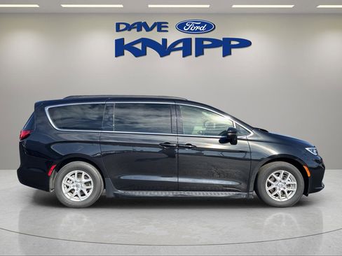 Used 2022 Chrysler Pacifica Touring-L image 9
