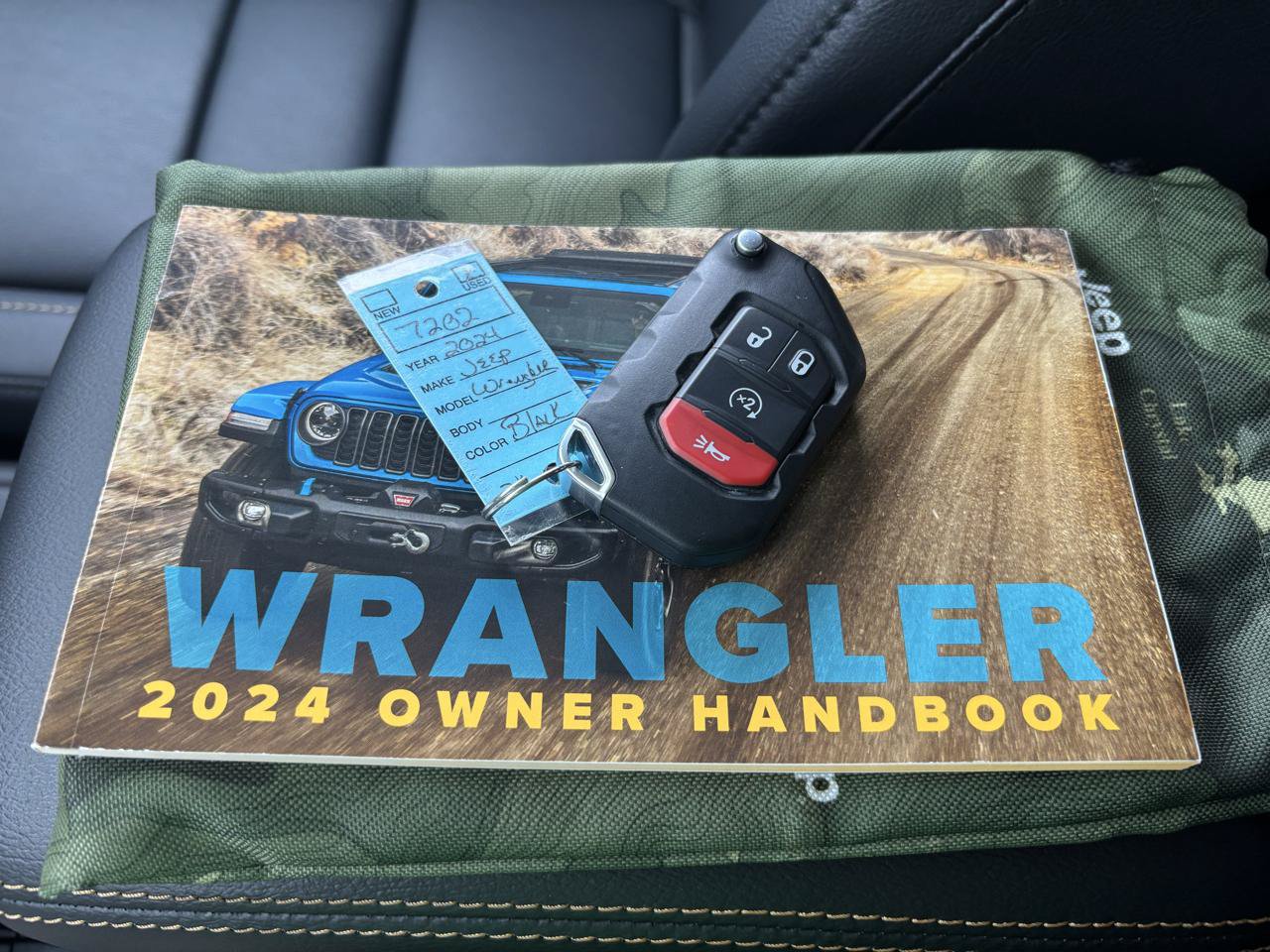 Used 2024 Jeep Wrangler Unlimited Sahara w/ Technology Group AWD/4WD image 32