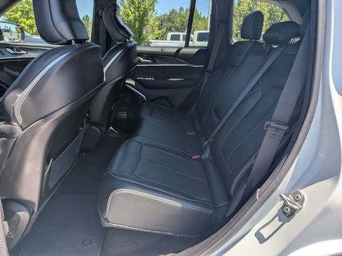 Used 2025 Jeep Grand Cherokee Overland w/ Luxury Tech Group IV AWD/4WD image 13