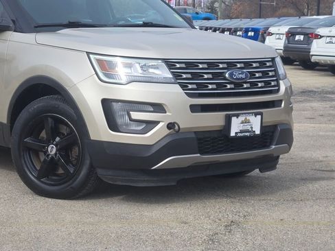 Used 2017 Ford Explorer XLT image 3