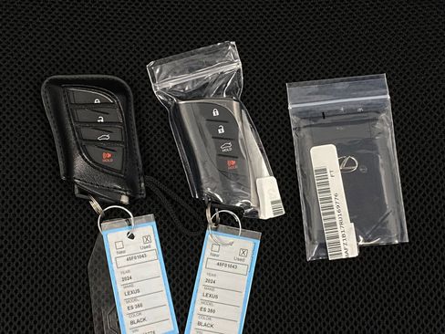 Used 2024 Lexus ES 350 Ultra Luxury w/ Accessory Package (Z2) image 9