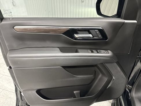 Used 2025 Chevrolet Suburban LS RWD image 23