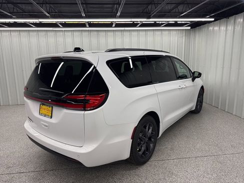 New 2026 Chrysler Pacifica Select image 6