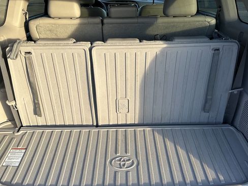 Used 2017 Toyota Highlander XLE image 5