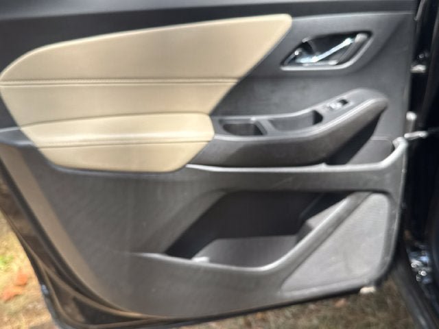 Used 2022 Chevrolet Traverse LS FWD image 17