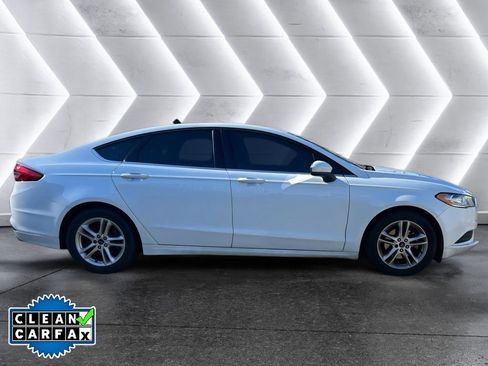 Used 2018 Ford Fusion SE image 2