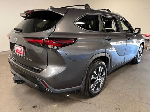 Used 2024 Toyota Highlander XLE AWD/4WD image 3