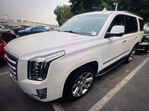 Used 2019 Cadillac Escalade Luxury AWD/4WD image 1
