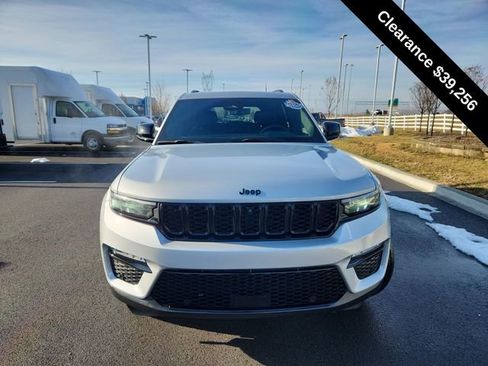 Used 2025 Jeep Grand Cherokee Limited w/ Luxury Tech Group II image 3