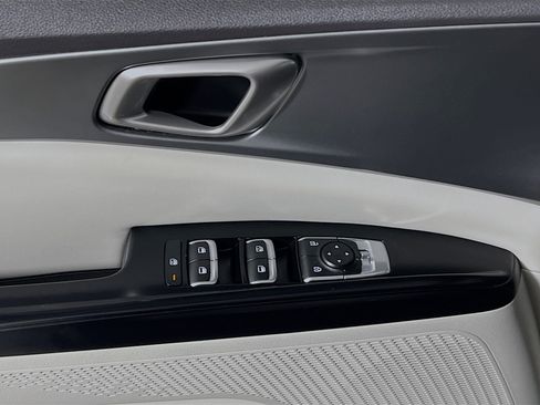 Used 2024 Kia Carnival LX FWD image 17