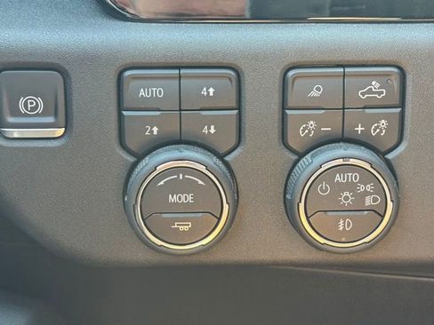 Used 2024 Chevrolet Silverado 1500 High Country w/ High Country Premium Package AWD/4WD image 23