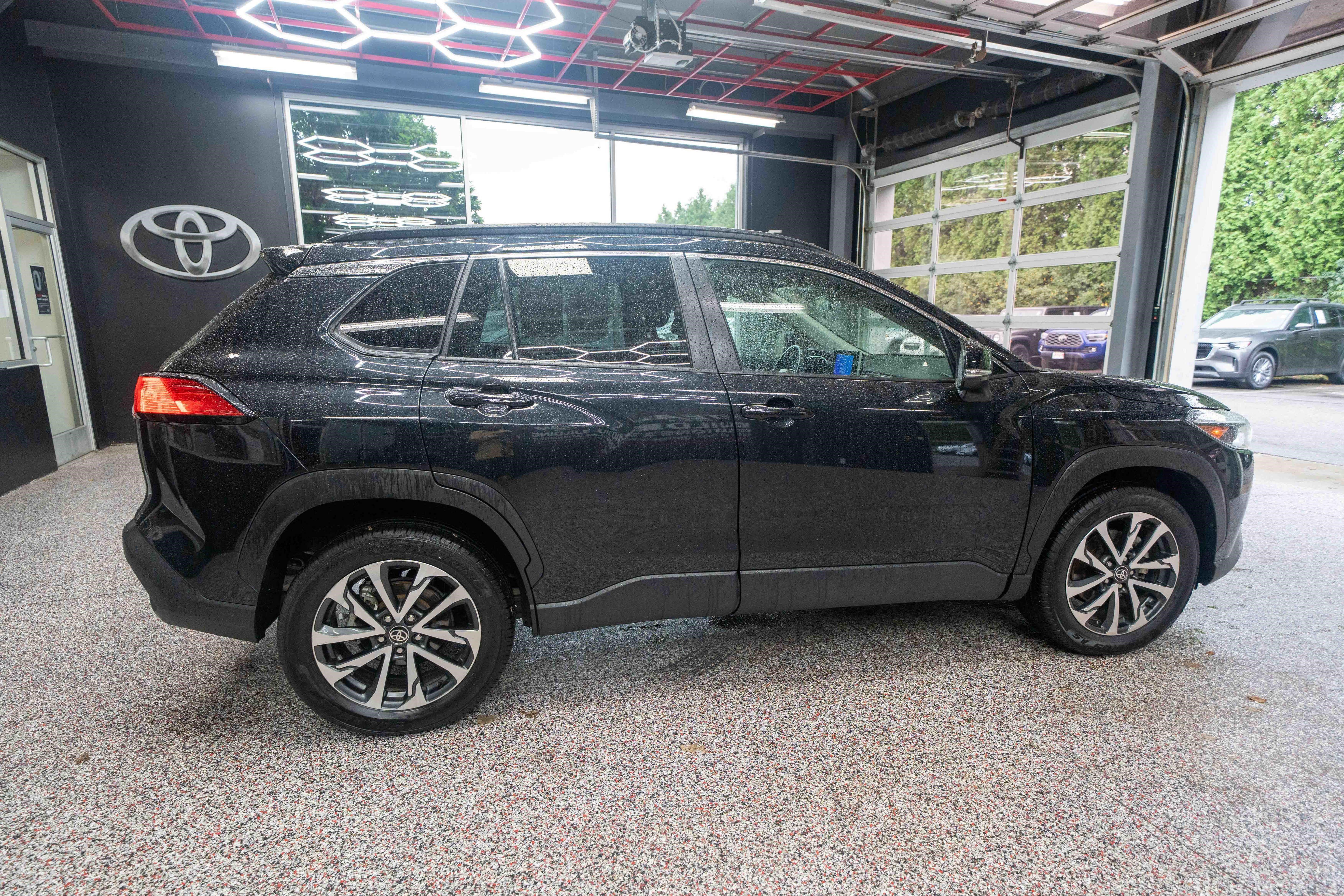 Used 2025 Toyota Corolla Cross XLE AWD/4WD image 4