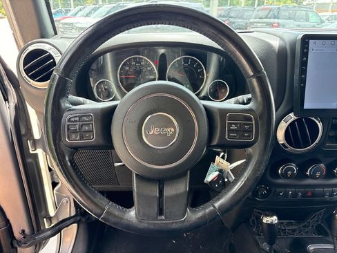 Used 2016 Jeep Wrangler Unlimited Sahara w/ Connectivity Group AWD/4WD image 18