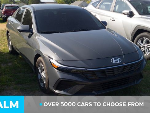 Used 2026 Hyundai Elantra SE image 3