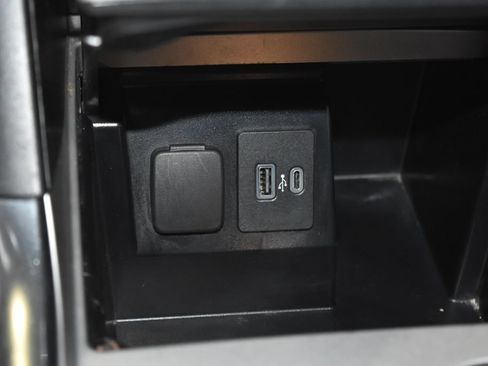 Used 2022 Ford Explorer XLT w/ Equipment Group 202A AWD/4WD image 14