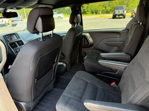 Used 2020 Dodge Grand Caravan SE FWD image 14