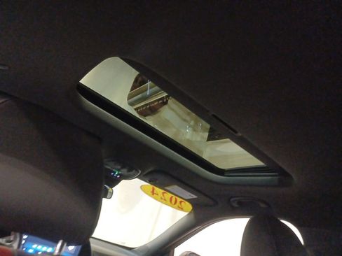 Used 2024 Chevrolet Trax RS w/ Sunroof Package image 16