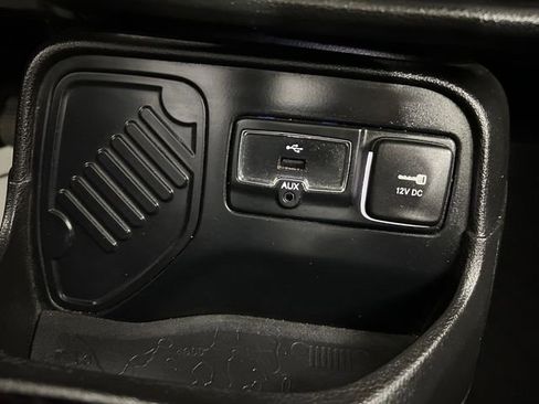 Used 2017 Jeep Renegade Altitude image 30