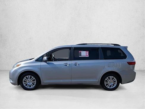 Used 2017 Toyota Sienna XLE Premium FWD image 9