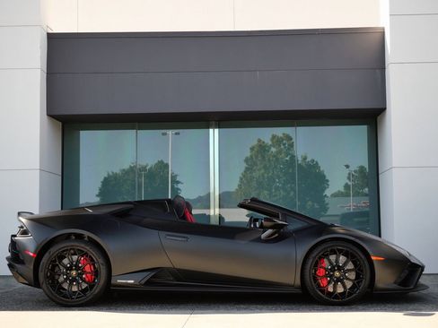 Used 2023 Lamborghini Huracan EVO image 2