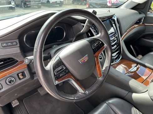 Used 2019 Cadillac Escalade Luxury image 12