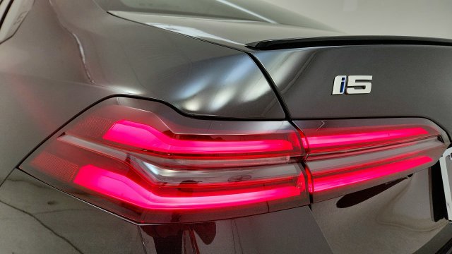 Used 2027 BMW i5 eDrive40 w/ M Sport Package RWD image 27