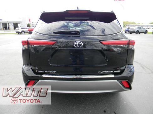 Used 2022 Toyota Highlander Platinum AWD/4WD image 3