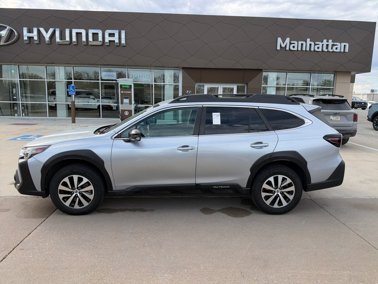 Used 2023 Subaru Outback Premium AWD/4WD image 2