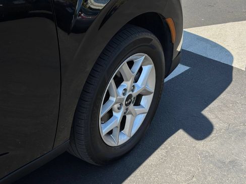 Used 2025 Kia Soul LX w/ LX Technology Package FWD image 30