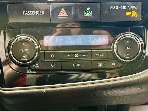 Used 2018 Mitsubishi Outlander SE image 16