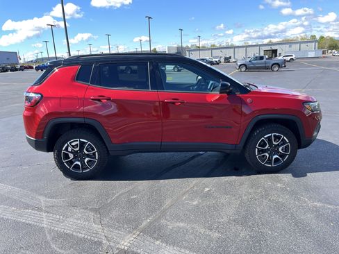 Used 2025 Jeep Compass Trailhawk AWD/4WD image 8