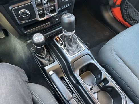 Used 2019 Jeep Wrangler Unlimited Sahara w/ Cold Weather Group AWD/4WD image 32
